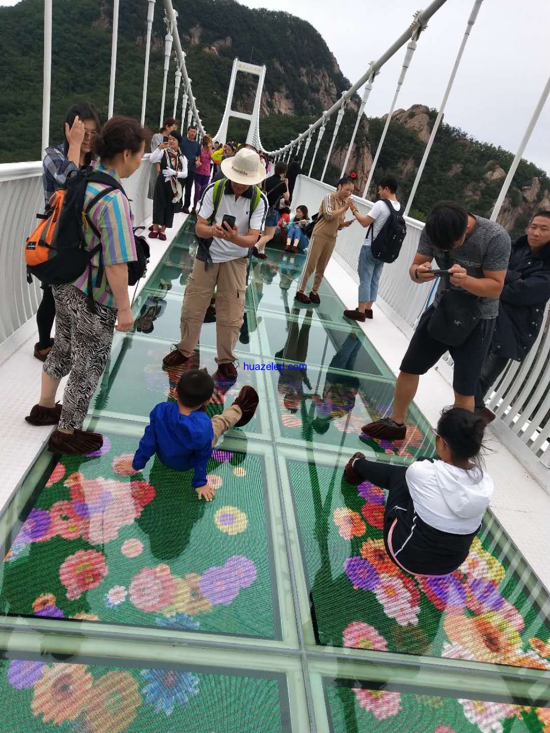 遼寧省丹東市鳳凰山風景區玻璃棧道特效屏