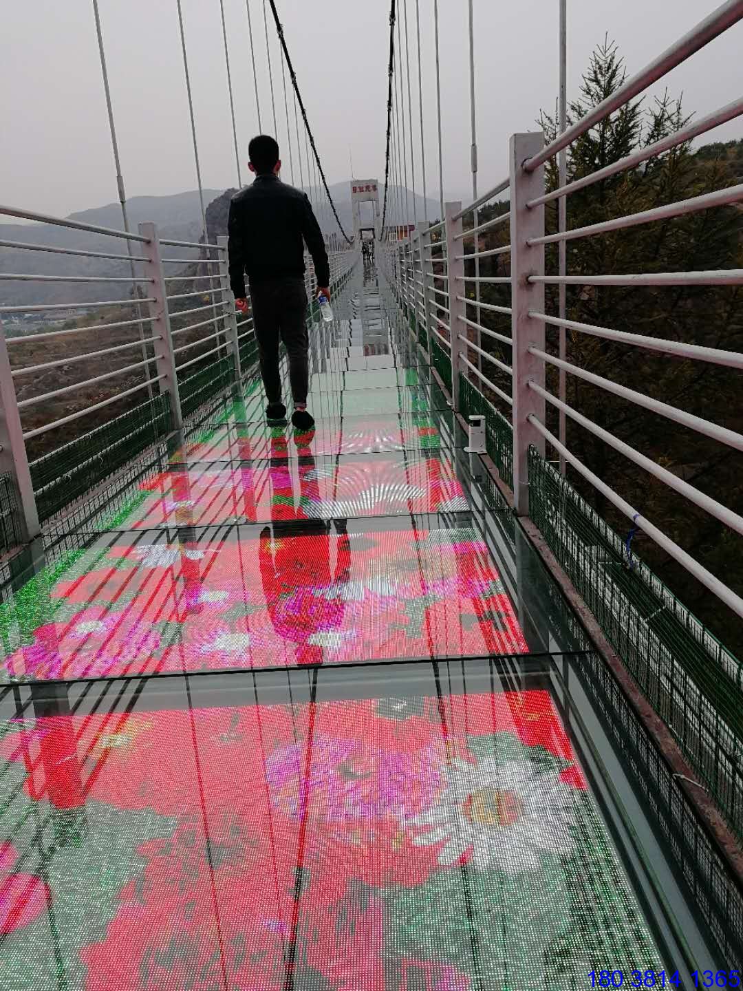 河北張仙玻璃棧道碎裂特效LED顯示屏